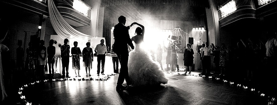 Bride-and-Groom-First-Dance-Black-and-White